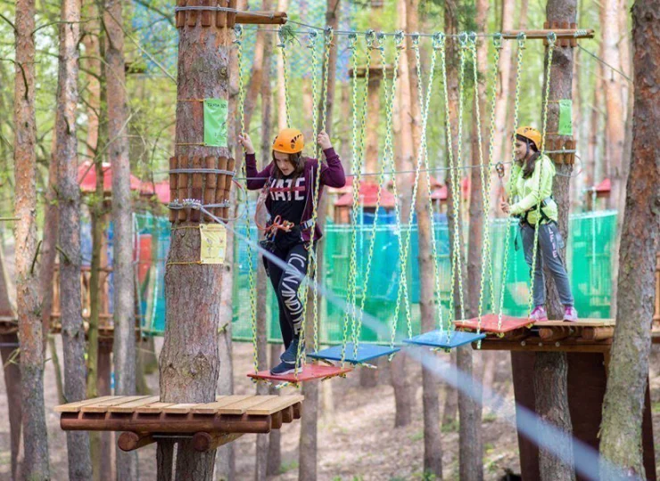 Dzieciom dużo radości sprawia park linowy Jachranka