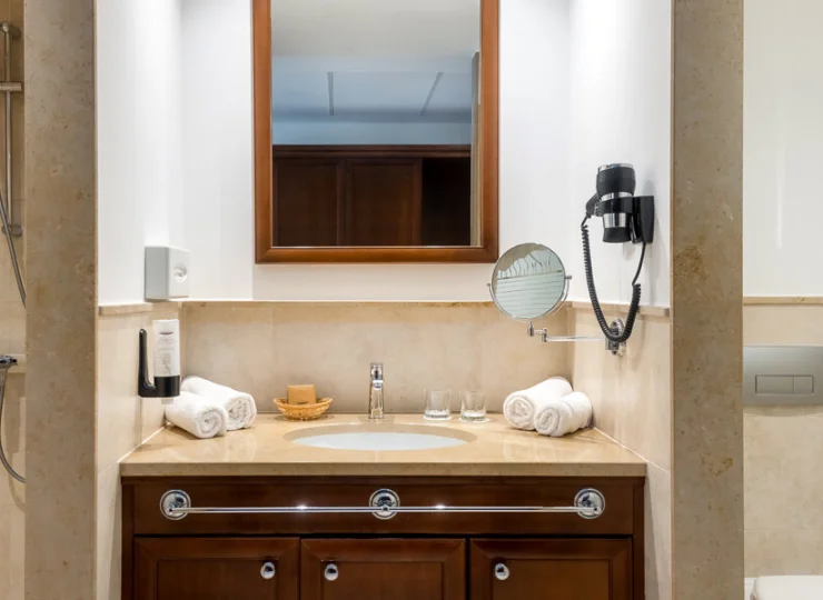 Każdy pokój dysponuje łazienką i balkonem