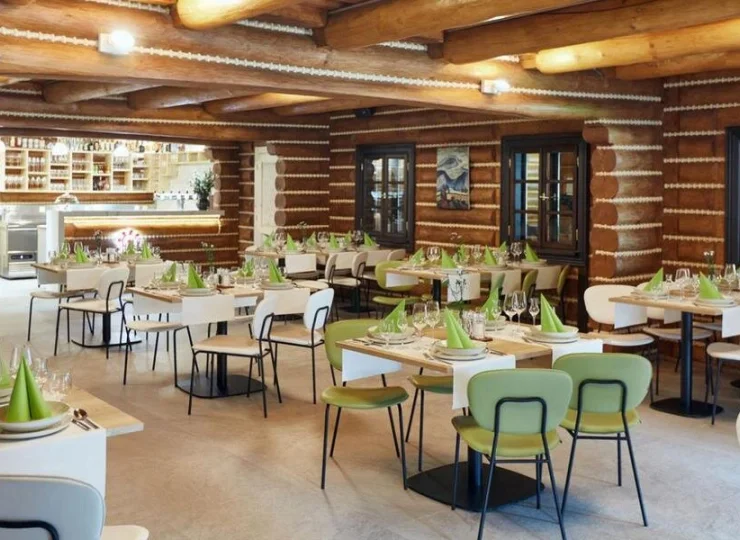 Są tu podawane śniadania dla gości i dania z karty