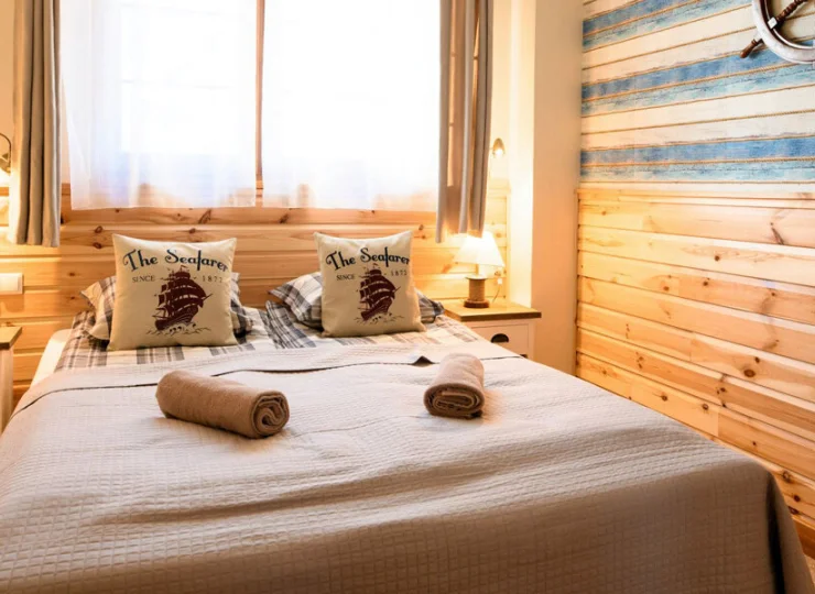 Składa się z przytulnej sypialni oraz salonu z aneksem kuchennym i sofą