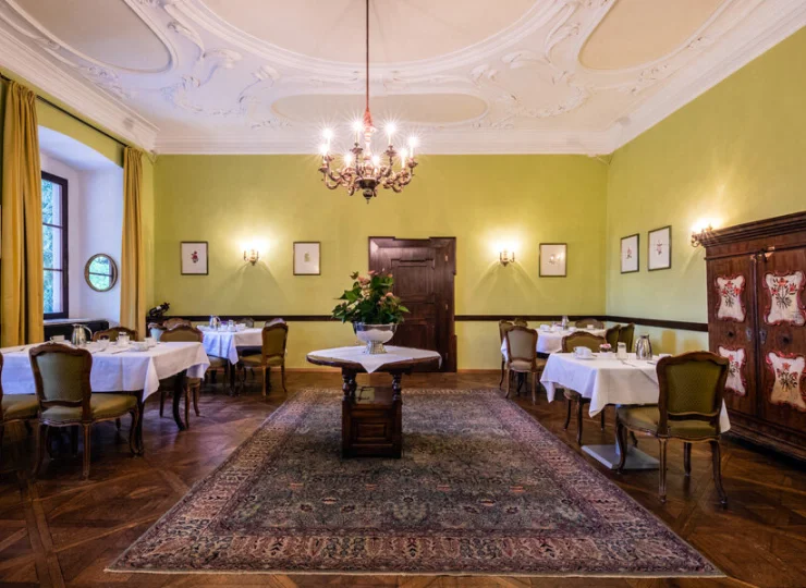 Hotel ma kilka sal restauracyjnych