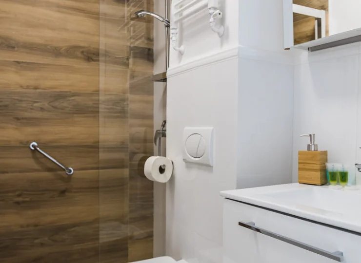 Każdy pokój posiada własną łazienkę z kabiną prysznicową