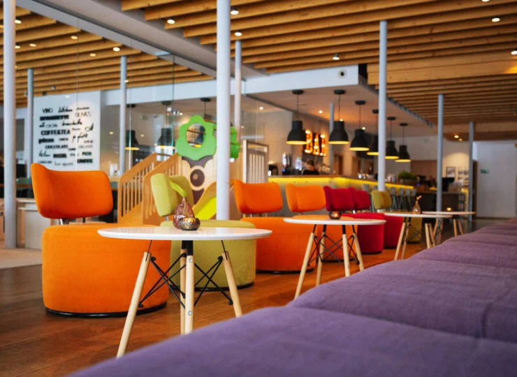 W tle widoczna restauracja