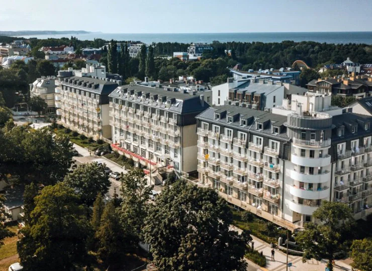 Nowoczesny obiekt mieści się w zielonej części Świnoujścia, 500 m od plaży