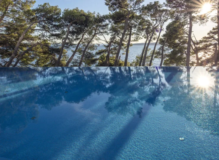 Hotel posiada przyjemny zewnętrzny kompleks basenowy