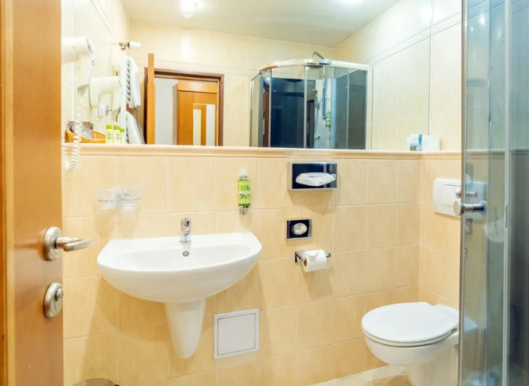 Łazienka z prysznicem i suszarką do włosów