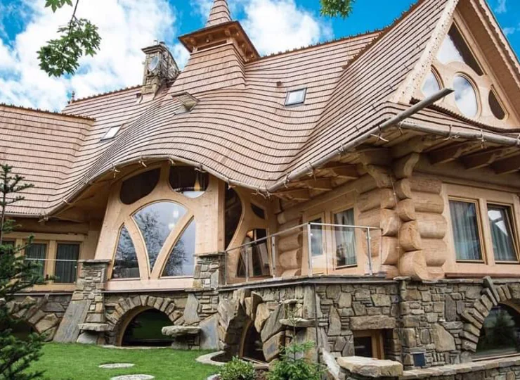 Tradycyjna architektura willi wpisuje się w lokalny klimat okolicy