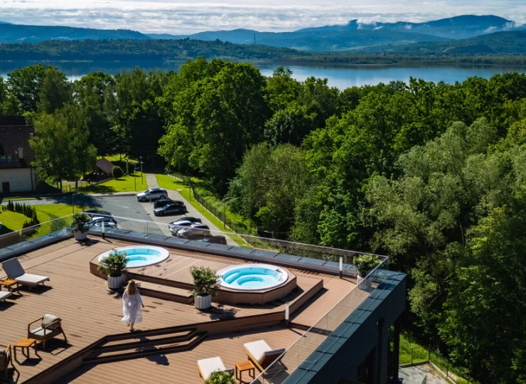 Jacuzzi na dachu mają wspaniałe widoki na góry