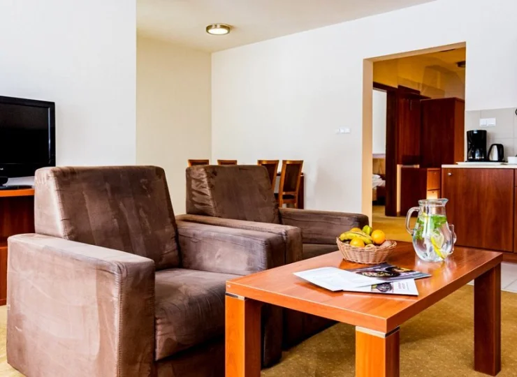 Apartament ma osobną sypialnię i salon z aneksem