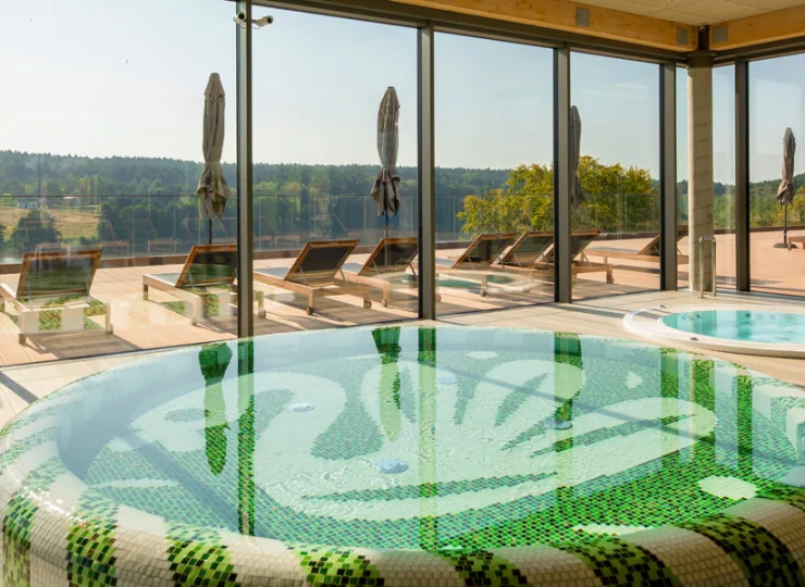 Obok basenu znajduje się jacuzzi i bezpieczny brodzik dla dzieci