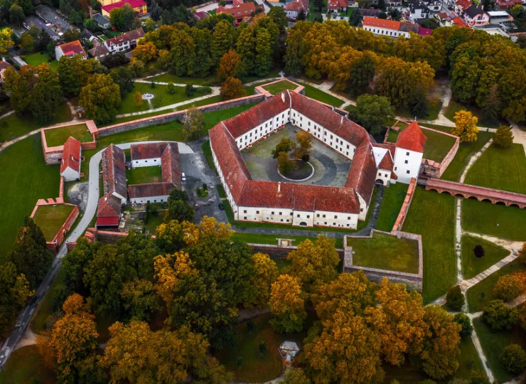 Panorama zamku w Sarvar