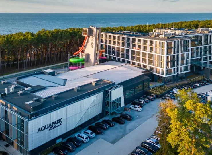 Od plaży hotel dzieli tylko pas wydm