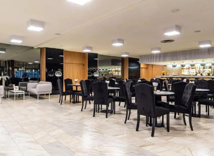 W restauracji codziennie są przygotowywane bufetowe śniadania i obiadokolacje