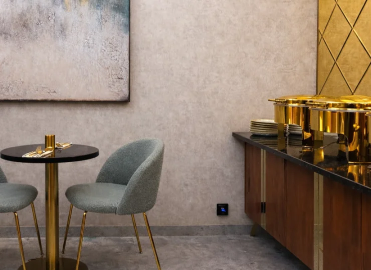 Przez cały dzień jest tu bufet napojów i przekąsek