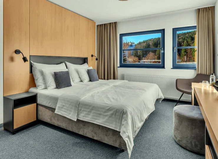 Jest także zestaw do parzenia kawy i herbaty z kubkami i czajnikiem