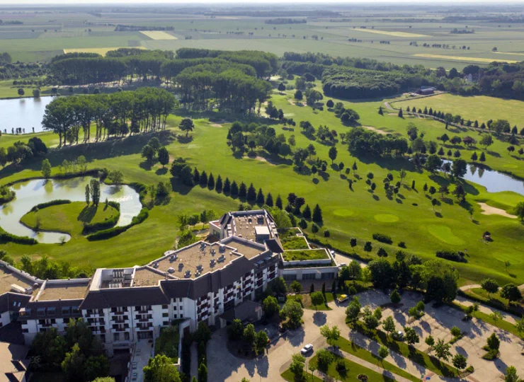 Hotel mieści się w malowniczej i spokojnej okolicy przy polu golfowym