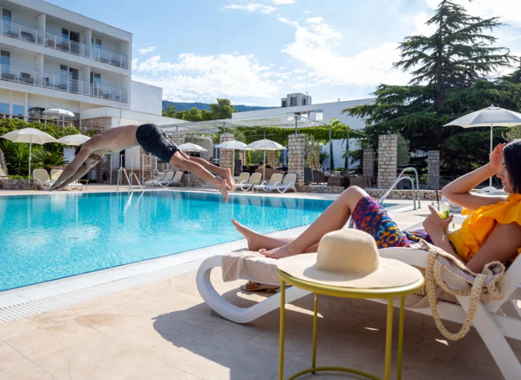 Wokół basenu znajduje się taras słoneczny z miejscami do opalania