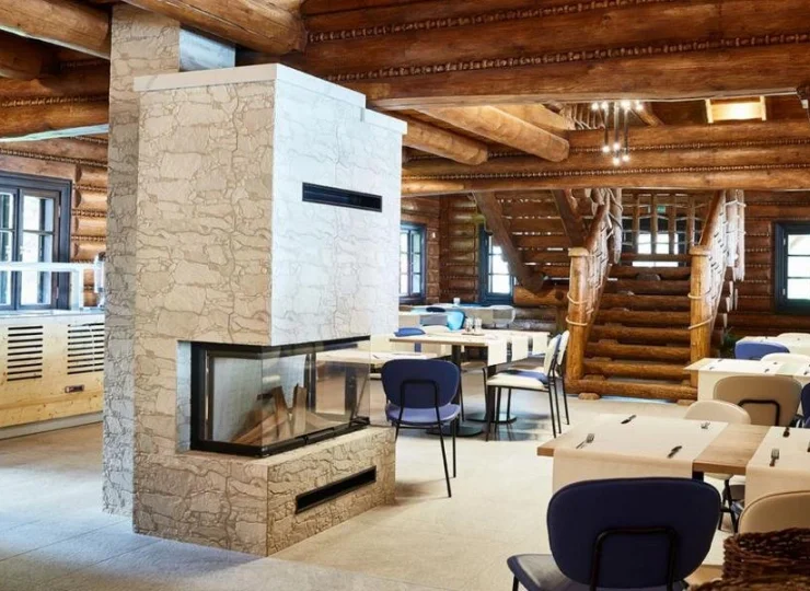 W sali śniadaniowej jest kominek