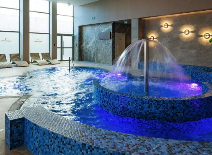 Baseny wyposażono w masażery wodne i gejzery