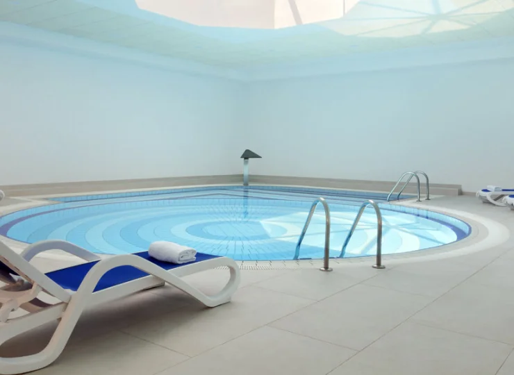 W hotelu jest także wewnętrzny basen oraz jacuzzi