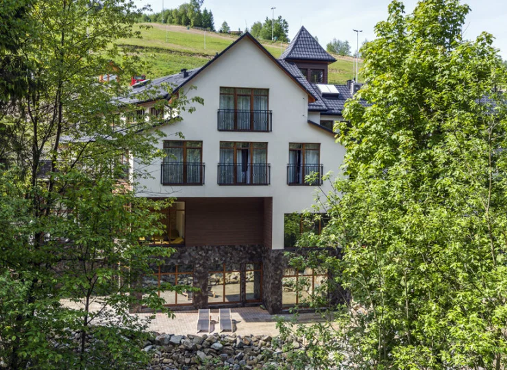 To hotel pod lasem, u stóp góry i nad górskim potokiem