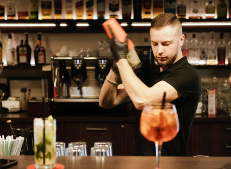 W hotelowym lobby są podawane m.in. kolorowe drinki