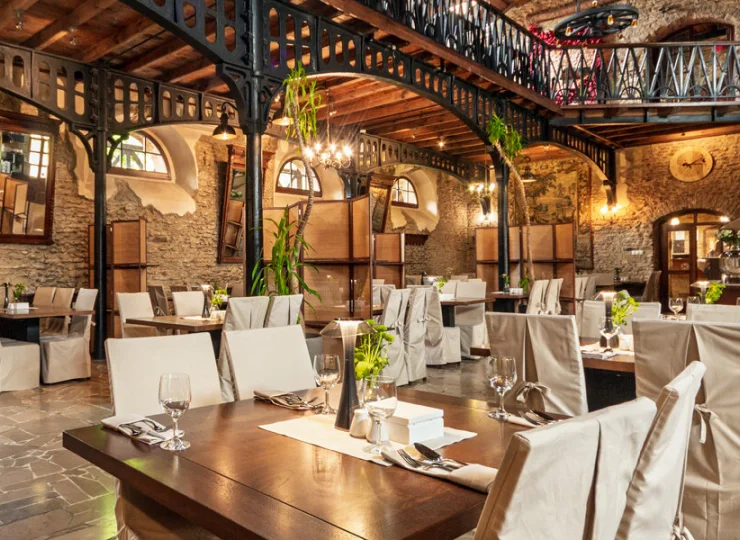 Restauracja główna hotelu znajduje się w zabytkowym budynku Stajni Platera
