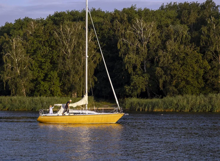Na wodach zatoki także można uprawiać sporty wodne