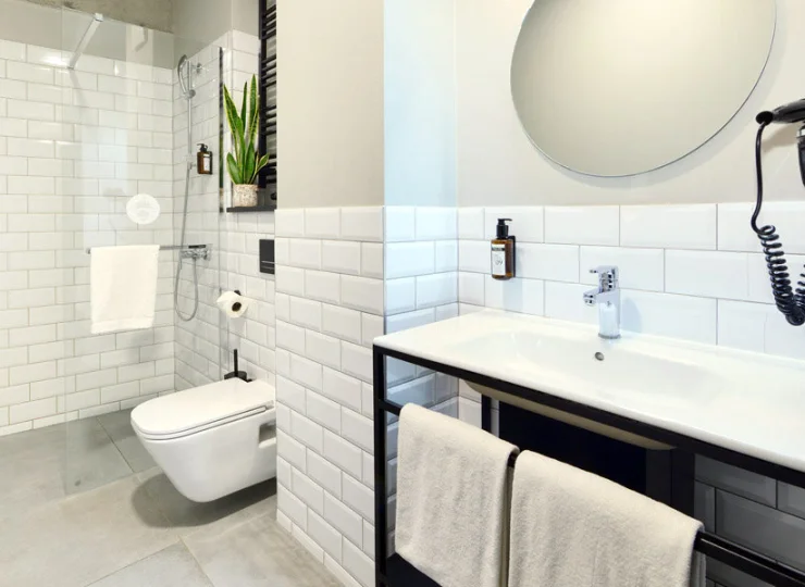 W łazienkach przygotowano kabiny prysznicowe