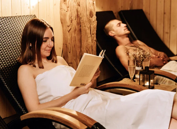 Po saunie czy jacuzzi można zrelaksować się w wypoczywalni
