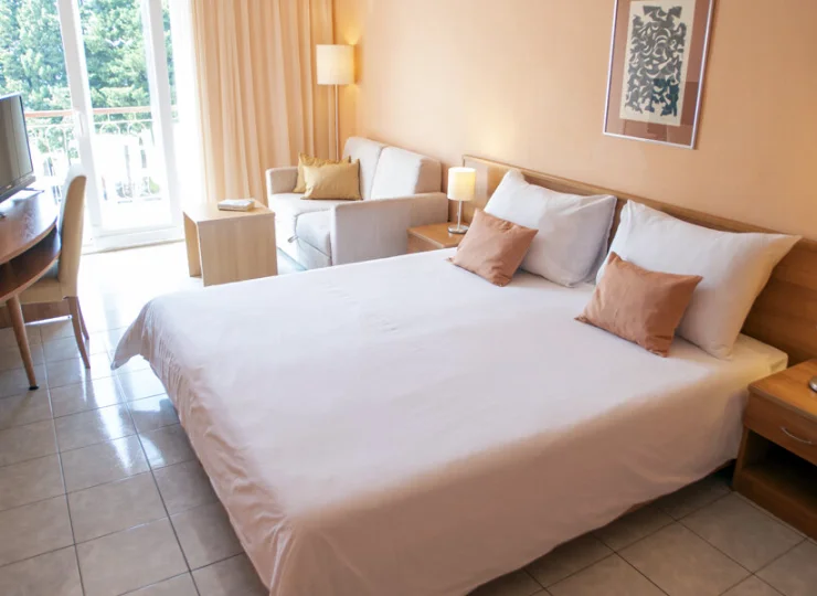 W pokojach typu comfort jest dodatkowa sofa pełniąca rolę dostawki