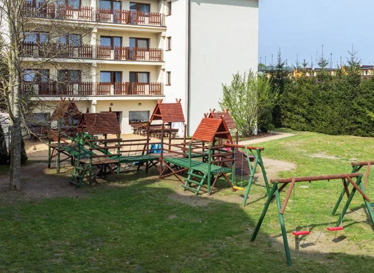 Dzieci znajdą na zewnątrz plac zabaw, a obok niego stół do ping-ponga