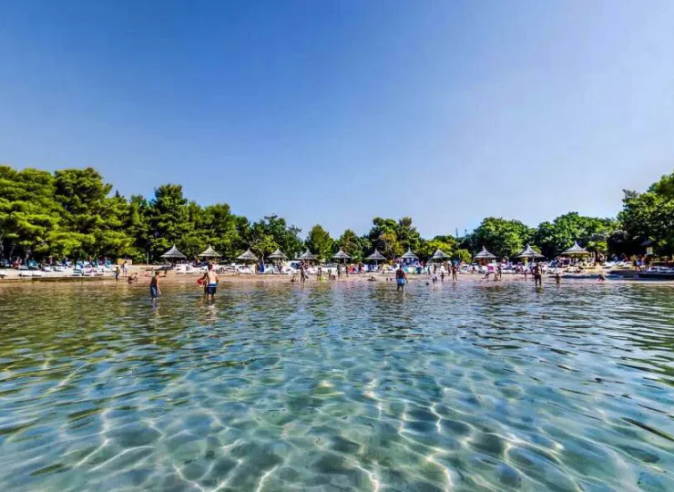 Obiekt posiada własną piaszczystą plażę