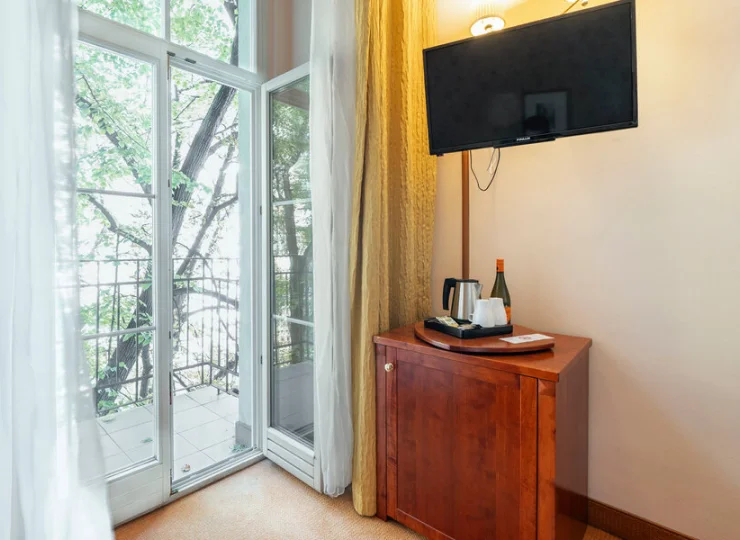 Pokój z balkonem ma widok na dziedziniec kamienicy