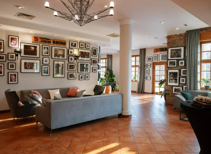 W lobby wiszą pamiątkowe zdjęcia z Festiwalu Legend Rocka