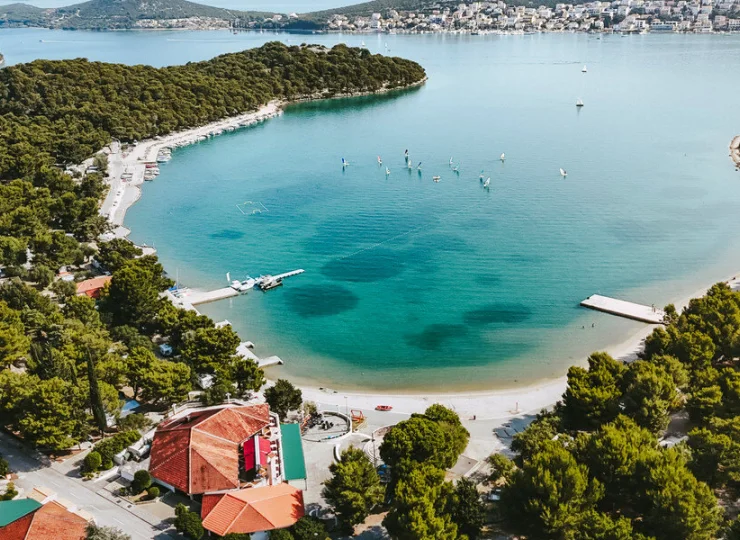 Plaża jest położona nad zatoką, dzięki czemu woda jest tu idealna do pływania