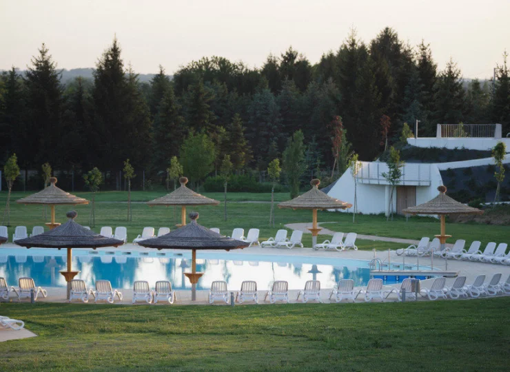 W hotelu są zewnętrzne i wewnętrzne baseny termalne