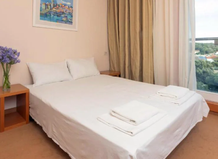 Pokoje są wyposażone w TV, WiFi, minibar, sejf, klimatyzację i czajnik