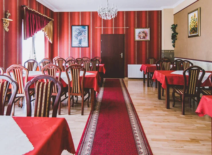 Śniadania i obiadokolacje są podawane w sali restauracyjnej