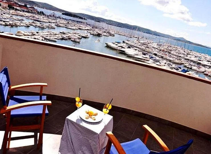 Pokoje z widokiem na morze i bocznym widokiem mają balkon