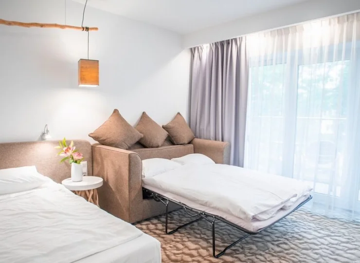 Pokoje superior oferują dostawki na rozkładanej sofie