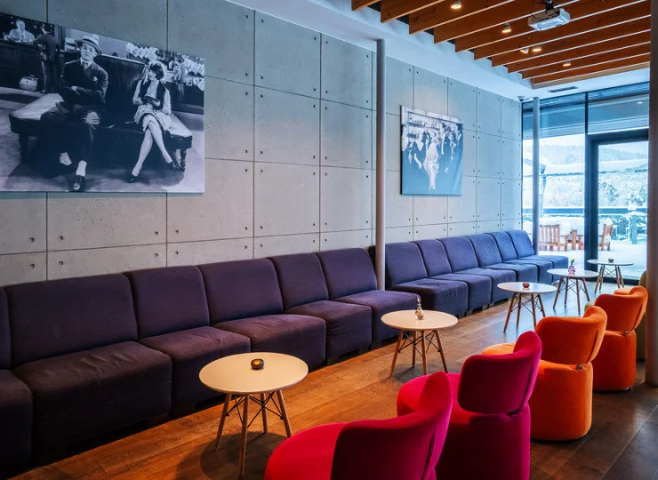 Lobby resortu sąsiaduje z restauracją