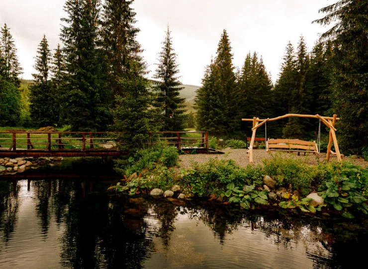 Staw, nad którym położony jest resort, dodaje temu miejscu jeszcze więcej uroku