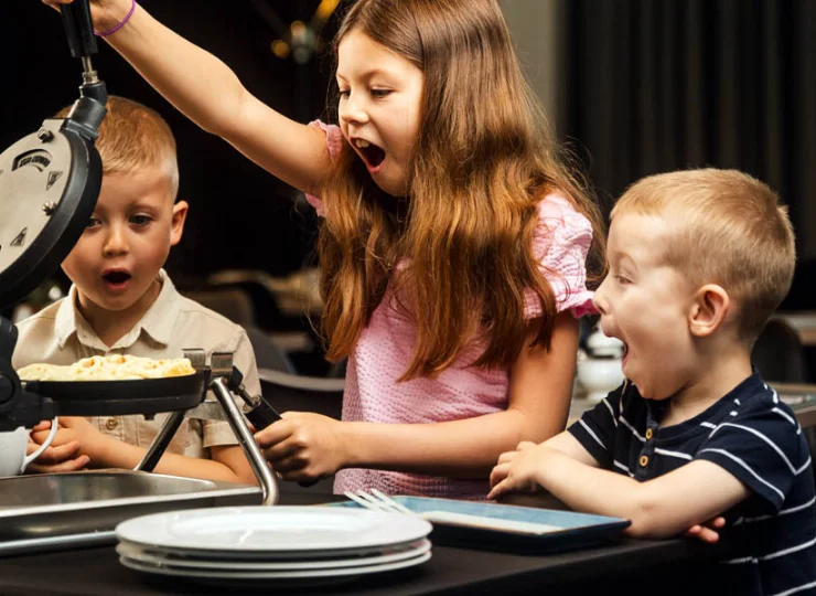 Dzieci są zachwycone świeżutkimi goframi