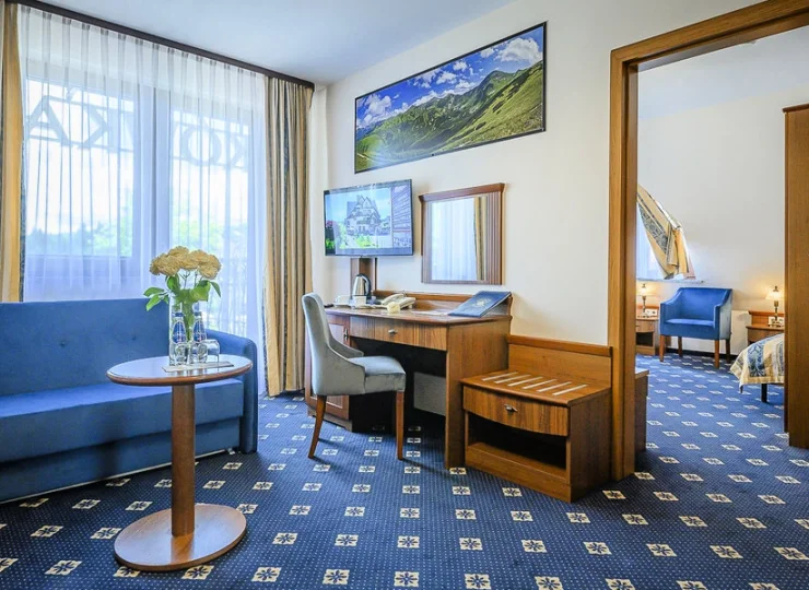 W wyposażeniu pokoi LUX znajduje się rozkładana sofa