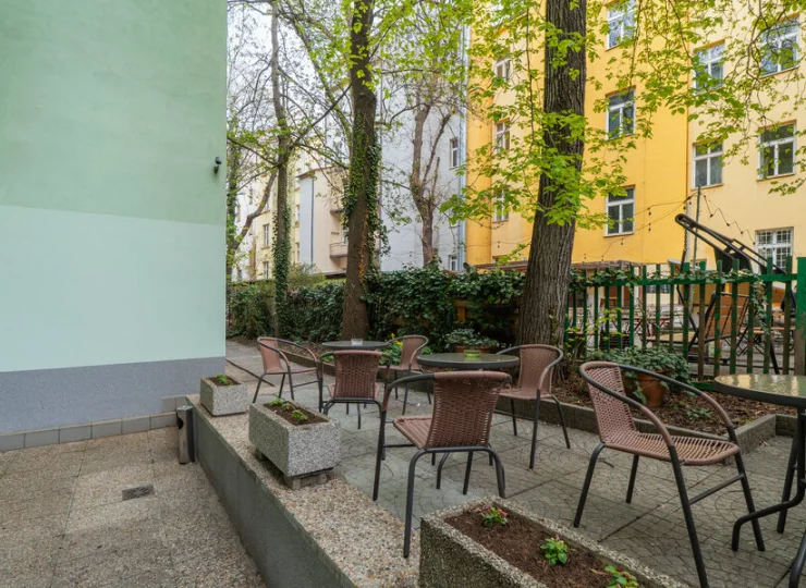 Na dziedzińcu kamienicy można zrelaksować się wśród zieleni