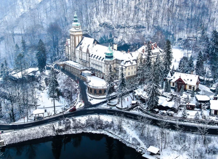 Hotel Palota leży nad jeziorem Hámori