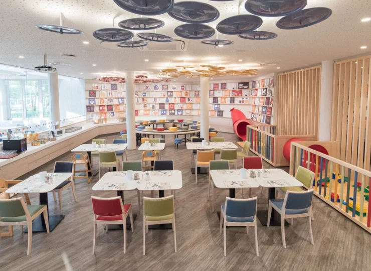 Tuż obok stolików jest kącik zabaw