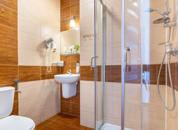 Każdy z pokoi posiada prywatną łazienkę