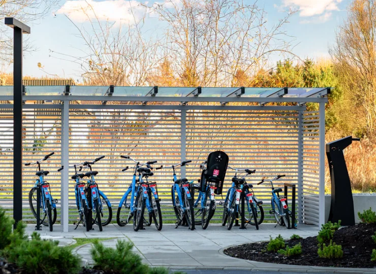 Resort oferuje wynajem rowerów i hulajnóg